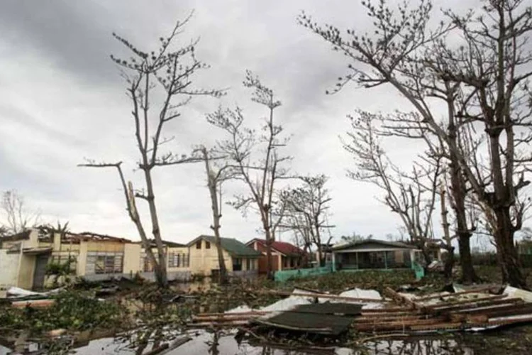 Danos causados pelo "Megi" nas Filipinas: o "Nesat" já abandonou as Filipinas pelo Mar da China Meridional rumo ao Vietnã (Bradley Ambrose/Getty Images)