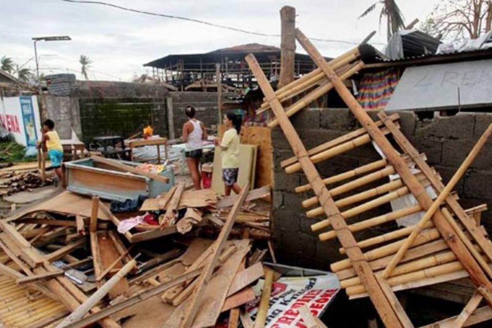 Tufão deixa 100 mil desabrigados e 7 desaparecidos nas Filipinas