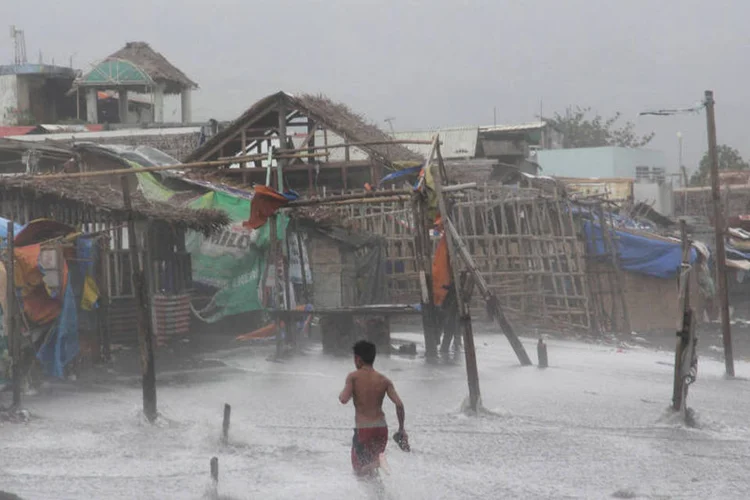 
	Tuf&atilde;o: &quot;Esse foi o pior tuf&atilde;o ocorrido em Mindoro Oriental nos &uacute;ltimos dez anos. Grande parte da prov&iacute;ncia ficou sem corrente el&eacute;trica&quot;
 (Rhadyz Barcia / Reuters)