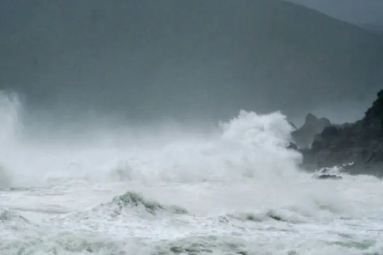 Aproximação do tufão Neoguri: tufão formava ventos com velocidade máxima de 215 km/h (Kyodo/Reuters)