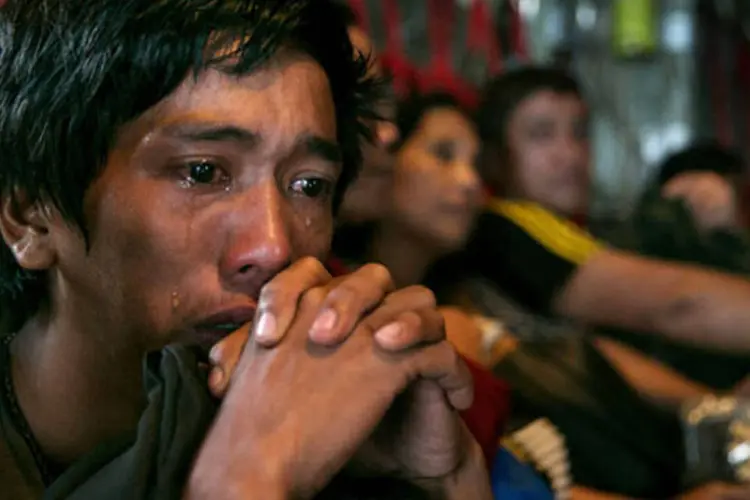 Um homem chora a bordo de uma aeronave C130 que resgata sobreviventes nas Filipinas (Getty Images)