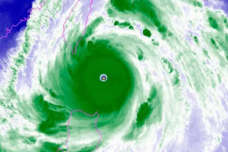 
	Imagem de sat&eacute;lite da NOAA: Meranti tem ventos sustentados de 290 quil&ocirc;metros por hora e rajadas de 350 km/h.
 (NOAA)