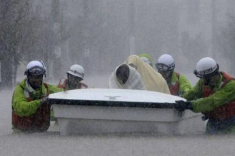 Equipes de resgate ajudam desabrigados nas ruas inundadas de Nagoya: pelo menos 10 pessoas morreram e 5 estão desaparecidas no Japão  (Jiji Press/AFP)