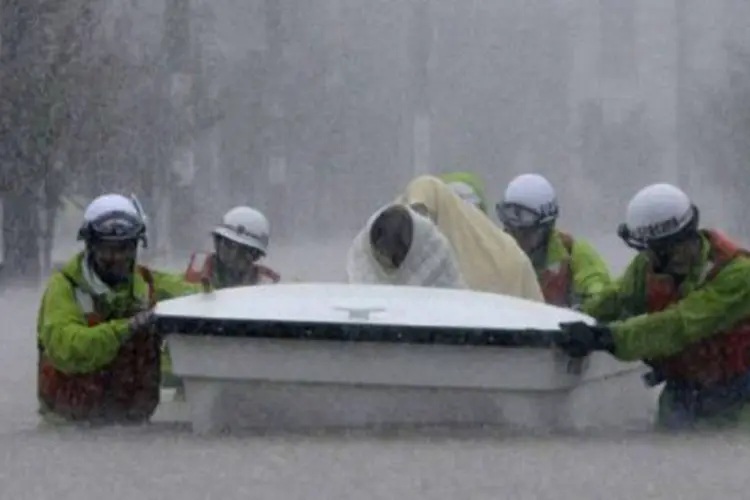 Equipes de resgate ajudam desabrigados nas ruas inundadas de Nagoya: mais de um milhão de habitantes receberam o conselho de abandonar suas residências na região
 (Jiji Press/AFP)