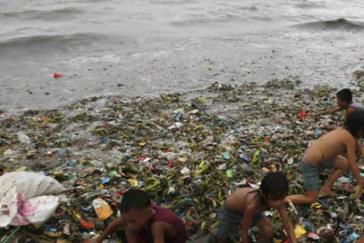 
	Crian&ccedil;as filipinas recolhem material recicl&aacute;vel para vender ap&oacute;s passagem do tuf&atilde;o: 1.000 moradores da regi&atilde;o central de Bicol passaram a noite em abrigos
 (Romeo Ranoco/Reuters)
