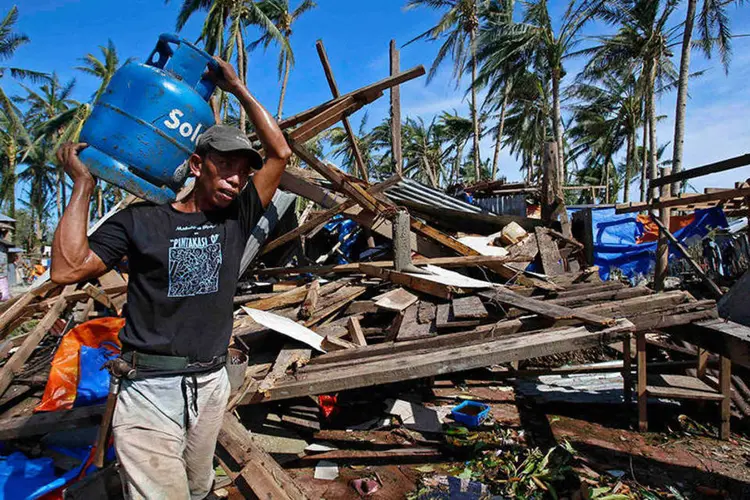 Desastre causado pelo tufão Hagupit, nas Filipinas (REUTERS/Erik De Castro)