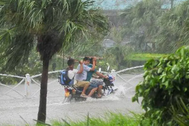 Moradores atravessam região alagada de Beihai, na província de Guangxi
 (STR)