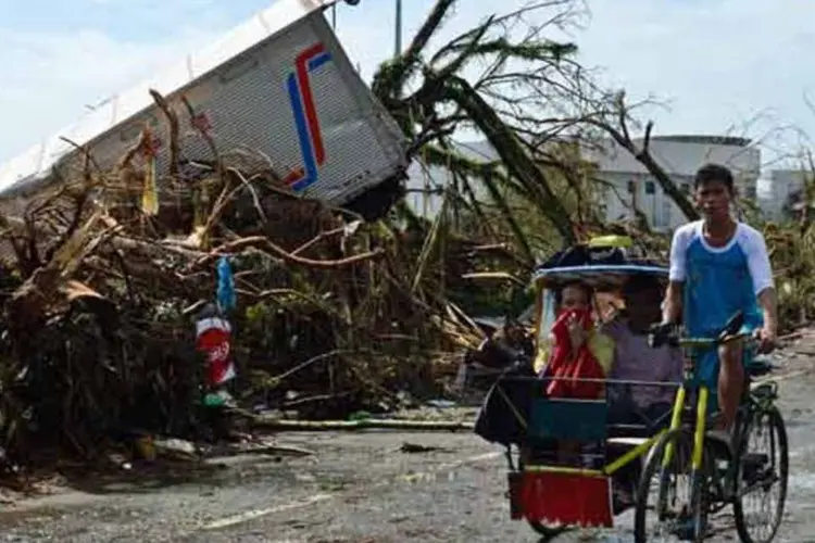 
	Tuf&atilde;o Haiyan provoca estragos: no domingo, o presidente Benigno Aquino III fez um apelo para que n&atilde;o se exagerasse no n&uacute;mero de mortos
 (Getty Images)