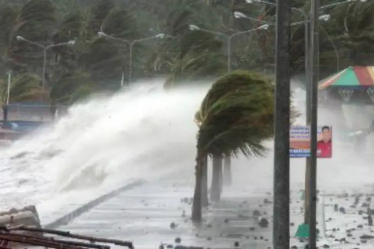 Haiyan: força dos ventos converte tufão num dos ciclones mais violentos do mundo e no mais potente a tocar em terra em toda a história, segundo meteorologista (AFP)