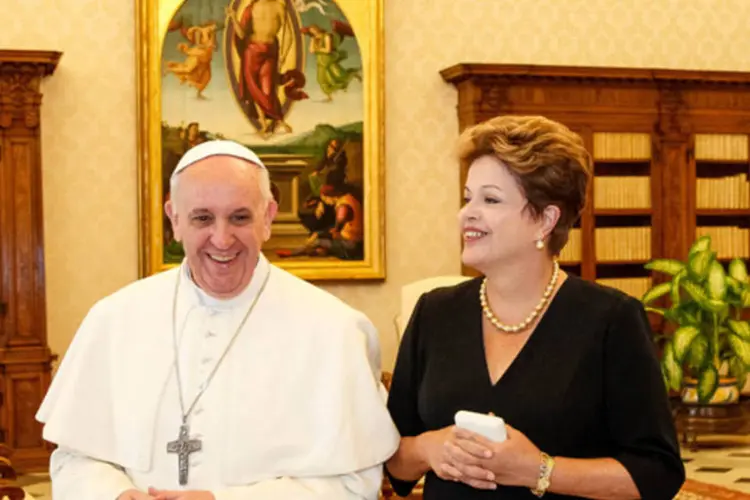 
	Dilma durante encontro com o Papa Francisco: a presidente declarou-se sem religi&atilde;o em 2007, mas durante a campanha que a levou &agrave; presid&ecirc;ncia em 2010 garantiu que era, &quot;em primeiro lugar, crist&atilde;&quot;
 (Roberto Stuckert Filho/PR)