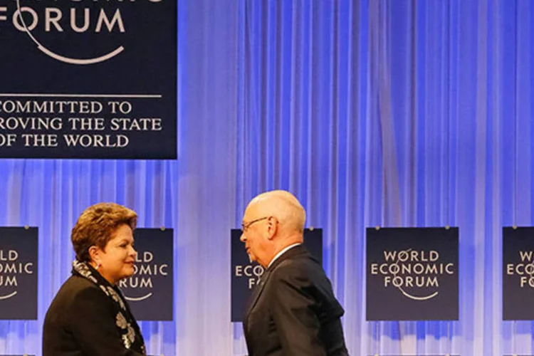 
	Dilma Rousseff durante Sess&atilde;o Plen&aacute;ria do F&oacute;rum Econ&ocirc;mico Mundial: presidente afirmou que o Brasil definir&aacute; uma meta super&aacute;vit prim&aacute;rio para 2014 &quot;consistente com essa tend&ecirc;ncia de redu&ccedil;&atilde;o do endividamento p&uacute;blico&quot;
 (Roberto Stuckert Filho/PR)