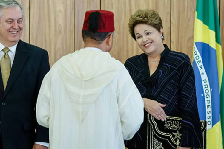 Dilma recebe Cartas Credenciais do Embaixador do Reino do Marrocos, Larbi Moukhariq durante cerimônia de entrega de credenciais no Palácio do Planalto (Roberto Stuckert Filho/PR)