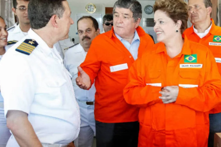 A presidente Dilma Rousseff durante visita às instalações do navio petroleiro "Zumbi dos Palmares", em Pernambuco (Roberto Stuckert Filho/PR)