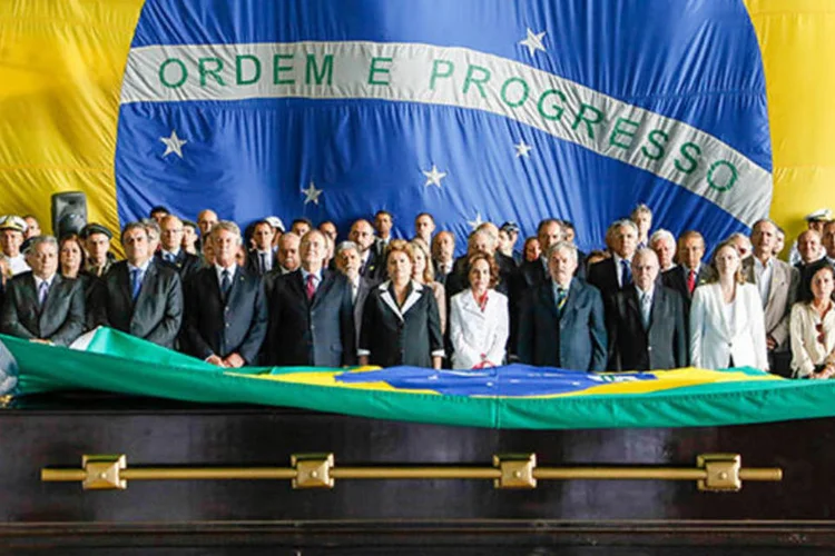 
	Dilma durante cerim&ocirc;nia de chegada a Bras&iacute;lia dos restos mortais de Goulart: os restos mortais do ex-presidente foram exumados a fim de se determinar se ele foi envenenado ao morrer&nbsp;
 (Roberto Stuckert Filho/PR)