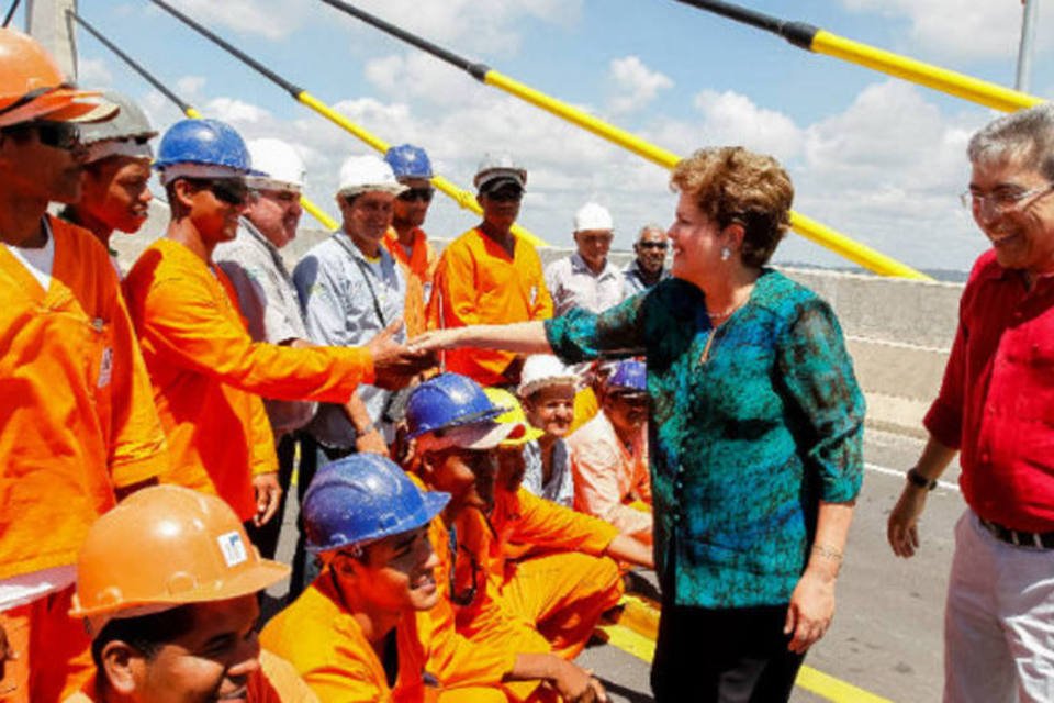 A presidente Dilma Rousseff cumprimenta trabalhadores durante a inauguração da ponte Gilberto Amado, em Estância, Sergipe (Roberto Stuckert Filho/PR)
