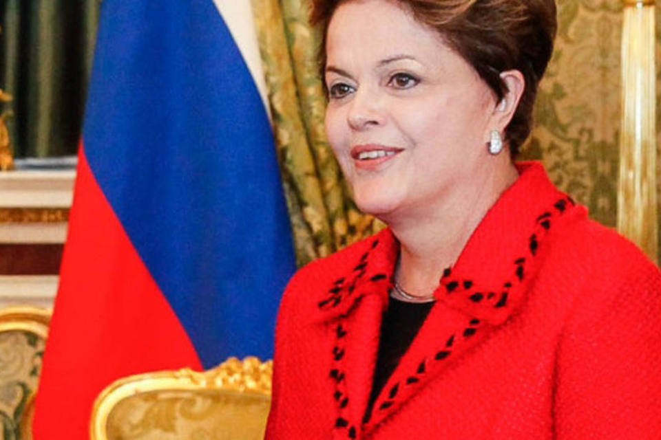 Roupa vermelha de Dilma Rousseff vira alvo do PSDB