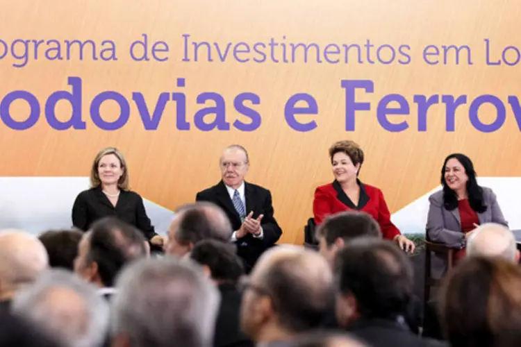 
	Dilma durante cerim&ocirc;nia de an&uacute;ncio do Programa de Concess&otilde;es de Rodovias e Ferrovias: nas pr&oacute;ximas semanas, ser&atilde;o anunciadas tamb&eacute;m concess&otilde;es para portos e aeroportos
 (Roberto Stuckert Filho/PR)