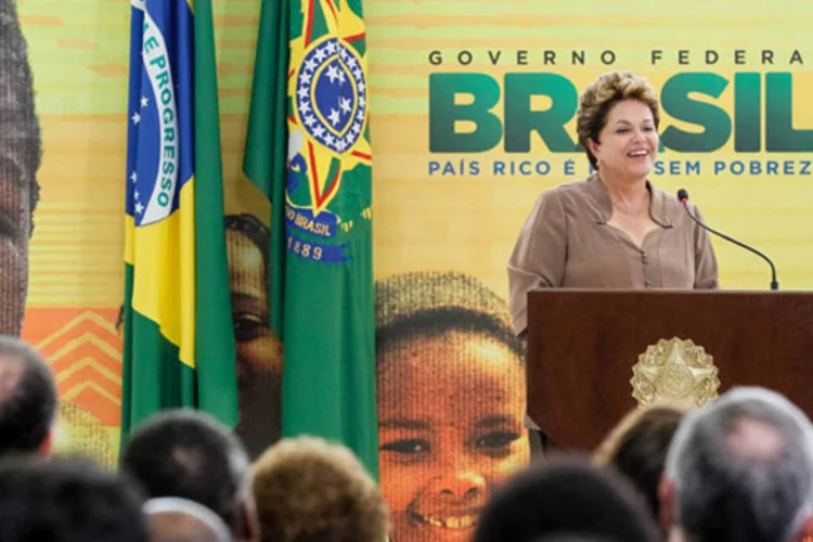 
	Dilma Rousseff durante cerim&ocirc;nia alusiva ao Dia Nacional de Zumbi e da Consci&ecirc;ncia Negra: a presidente outorgou os t&iacute;tulos de propriedade das terras a oito dessas comunidades
 (Roberto Stuckert Filho/PR)