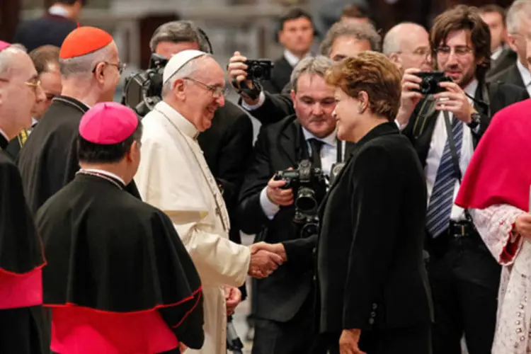 
	Presidente Dilma Rousseff cumprimenta o Papa Francisco ap&oacute;s missa inaugural:&nbsp;hoje, durante a homilia da missa, o papa apelou aos l&iacute;deres pol&iacute;ticos para que sejam respons&aacute;veis.
 (Roberto Stuckert Filho/PR)