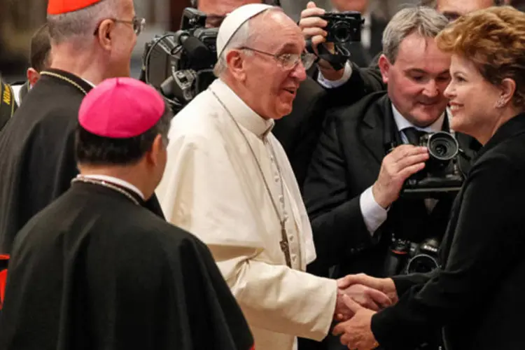 
	Dilma cumprimenta o Papa Francisco ap&oacute;s missa inaugural: a presidente teve hoje a oportunidade de saudar rapidamente o papa
 (Roberto Stuckert Filho/PR)