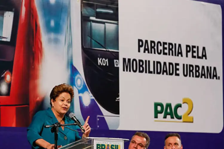 
	Dilma durante cerim&ocirc;nia de an&uacute;ncio de investimentos do PAC Mobilidade Urbana: a presidente anunciou investimentos de R$ 5,4 bilh&otilde;es em recursos do programa
 (Roberto Stuckert Filho/PR)