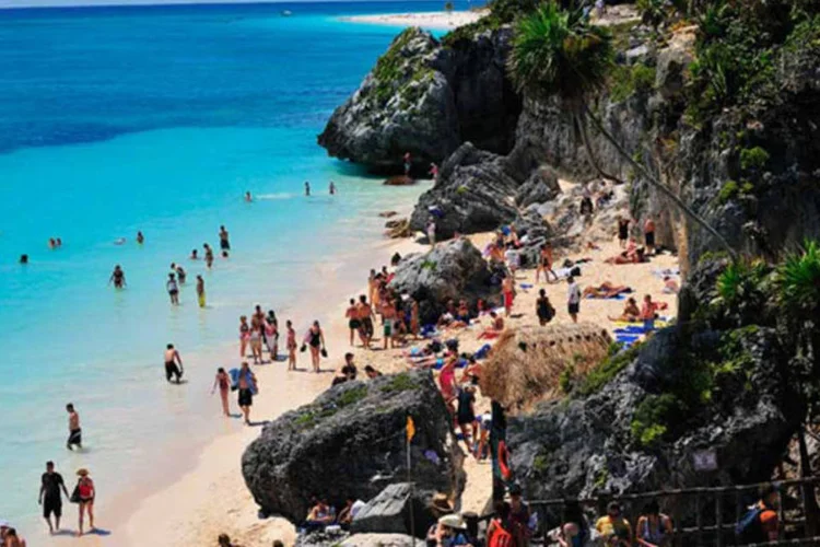 
	Praia de Tulum, no M&eacute;xico: especialista em seguran&ccedil;a mexicano afirma que criminosos que fogem para o pa&iacute;s &quot;est&atilde;o em lugares muito vis&iacute;veis, se comportam como xeques&quot;
 (Divulgação)