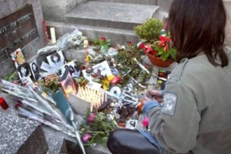 Atualmente, a lápide com o nome de Jim Morrison é um dos túmulos mais visitados do cemitério de Père-Lachaise, onde também estão Chopin, Marcel Proust e Oscar Wilde (Joel Robine/AFP)