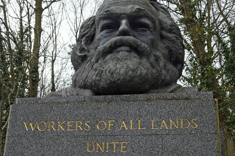 Túmulo de Karl Marx no cemitério Highgate em Londres, no Reino Unido: é preciso pagar para visitar (Duncan Harris/Wikimedia Commons)
