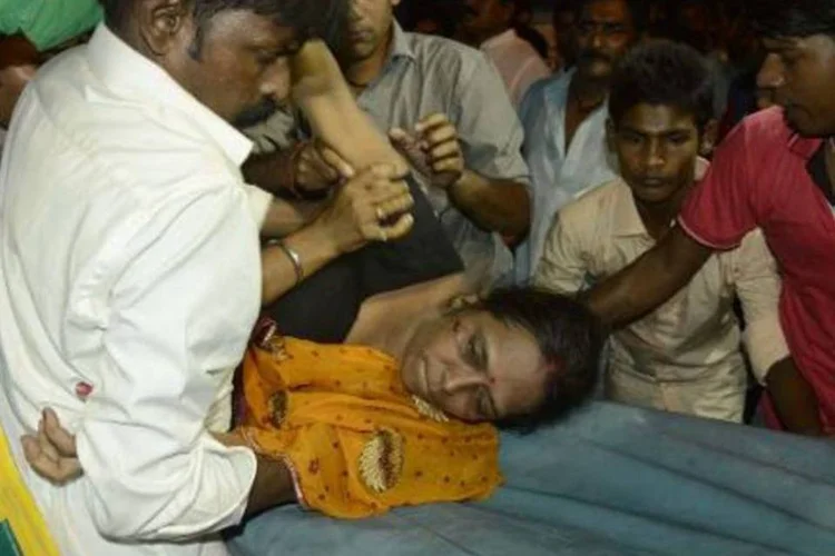 
	Mulher &eacute; socorrida ap&oacute;s tumulto no estado de Bihar durante festival religioso
 (Shabina Arzoo/AFP)