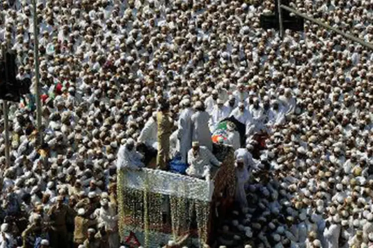 
	Multid&atilde;o no funeral do l&iacute;der religioso isl&acirc;mico Syedna Mohammed Burhanuddin, em Mumbai, na &Iacute;ndia
 (©afp.com / Punit Paranjpe)