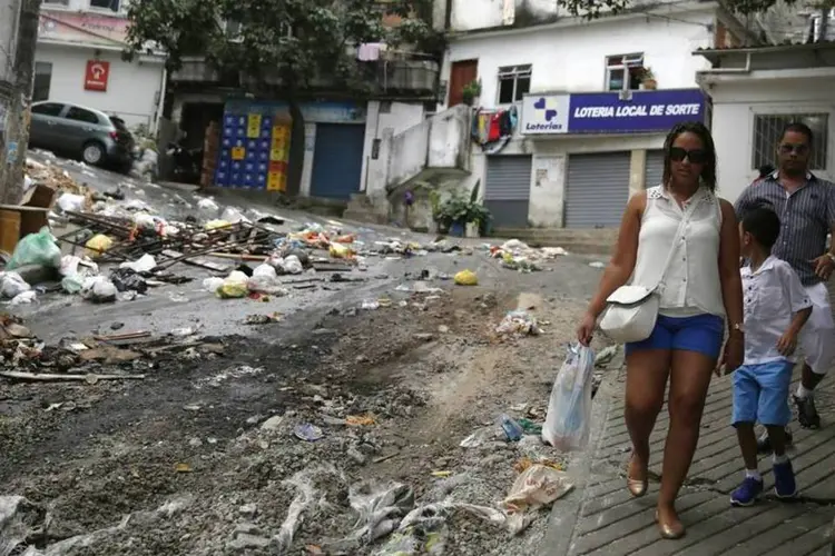 Moradores caminham na comunidade do Pavão-Pavãozinho após os tumultos desta terça-feira, em Copacabana, Rio de Janeiro (Pilar Olivares/Reuters)