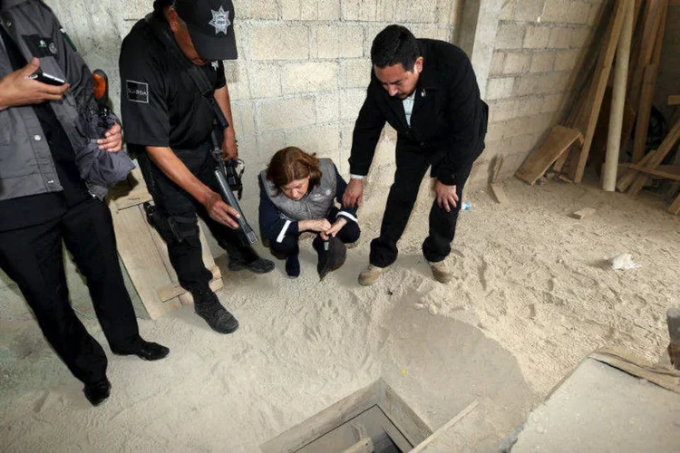 Oficiais observam entrada de túnel no qual o traficante Joaquín "El Chapo" Guzmán fugiu, no México (PGR - Attorney Generals Office/Handout via Reuters)