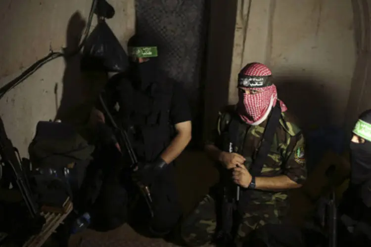 
	Combatentes das &quot;Brigadas Azedim Qassam&quot; dentro de um t&uacute;nel na Faixa de Gaza
 (Mohammed Salem/Reuters)