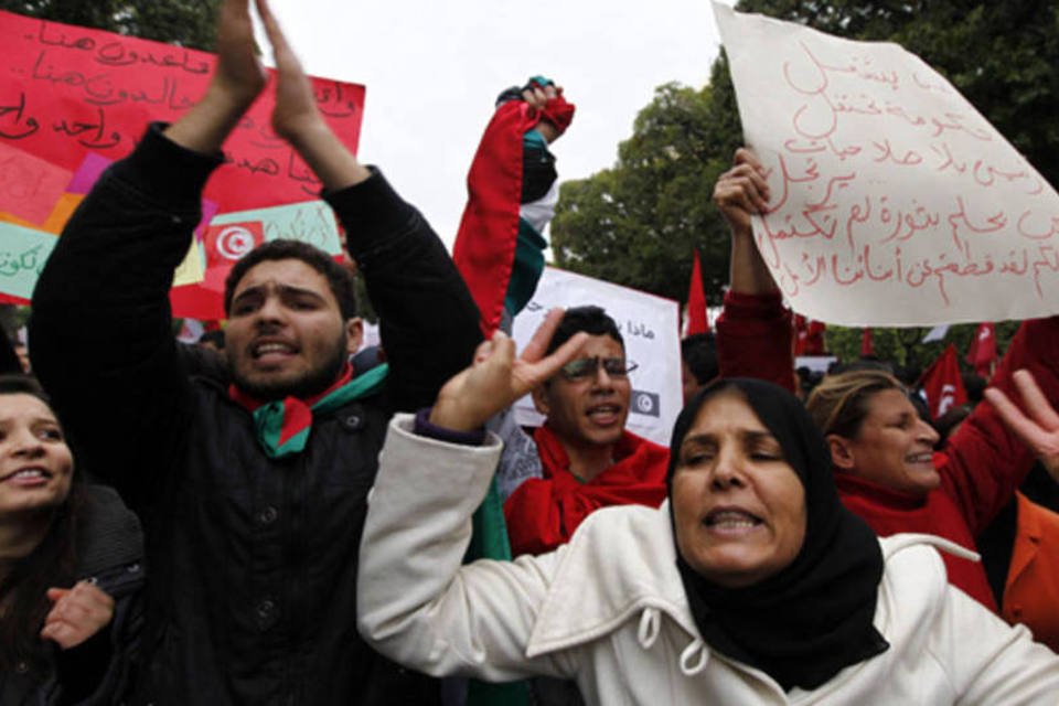 Tunisianos tomam as ruas dois anos após queda de Ben Ali