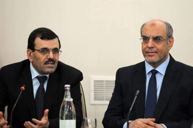 
	Hamad Jebali (e) e Ali Larrayedh re&uacute;nem-se em T&uacute;nis: Jebali anunciou na ter&ccedil;a-feira sua demiss&atilde;o, depois que seu partido rejeitou a proposta de formar um governo tecnocrata
 (AFP/ Fethi Belaid)