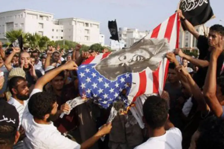
	Manifestantes protestam junto &agrave; embaixada americana em T&uacute;nis
 (Khalil/AFP)