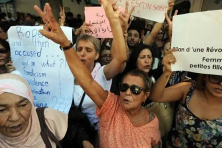 
	Manifestantes protestam pela viol&ecirc;ncia contra a mulher em frente a tribunal de T&uacute;nis: a acusa&ccedil;&atilde;o causou um grande esc&acirc;ndalo em n&iacute;vel nacional e internacional
 (Fethi Belaid/AFP)