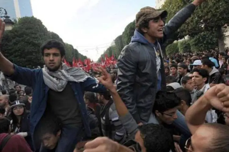 
	Tunisianos protestam na capital T&uacute;nis em 1 de dezembro de 2012: Jabali anunciou a forma&ccedil;&atilde;o de&nbsp;&quot;um Governo nacional de capacidades que n&atilde;o perten&ccedil;a a nenhum partido&quot;
 (AFP/ Fethi Belaid)