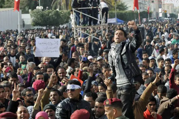 
	Tunisianos pedem pela sa&iacute;da do presidente Moncef Marzouki: a pol&iacute;cia, que protagoniza h&aacute; semanas confrontos com os manifestantes, n&atilde;o interveio&nbsp;
 (Fethi Belaid/AFP)