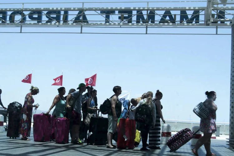 
	Turistas deixam a Tun&iacute;sia ap&oacute;s ataques: o pa&iacute;s norte-africano ganhou 1,95 bilh&atilde;o de d&oacute;lares em turismo no ano passado
 (Reuters)