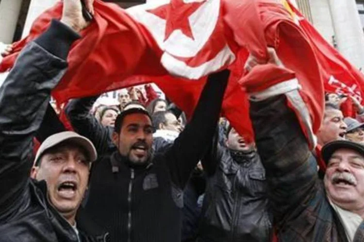 Tunisianos residentes na Bélgica comemoram queda de Ben Ali (Reuters)