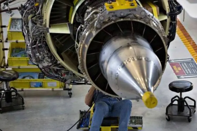 Técnico ajusta a turbina de um Boeing 737-900 (Andy Clark/Reuters)