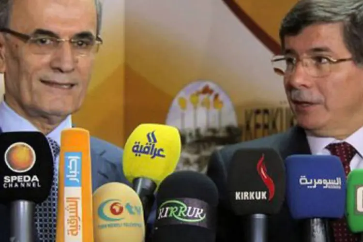 O chefe da diplomacia turca e o presidente do Curdistão iraquiano em conferência no Iraque: terrorista na Síria é "ameaça comum" aos países (Marwan Ibrahim/AFP)