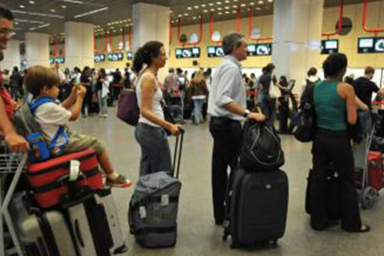 
	Turistas: estudo estima tamb&eacute;m que isen&ccedil;&atilde;o de vistos ao Brasil criaria 36.766 postos de trabalho adicionais no setor
 (.)
