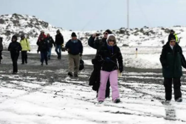 Turistas em base na Antártica: turismo é uma das poucas atividades econômicas permitidas (Vanderlei Almeida/AFP)