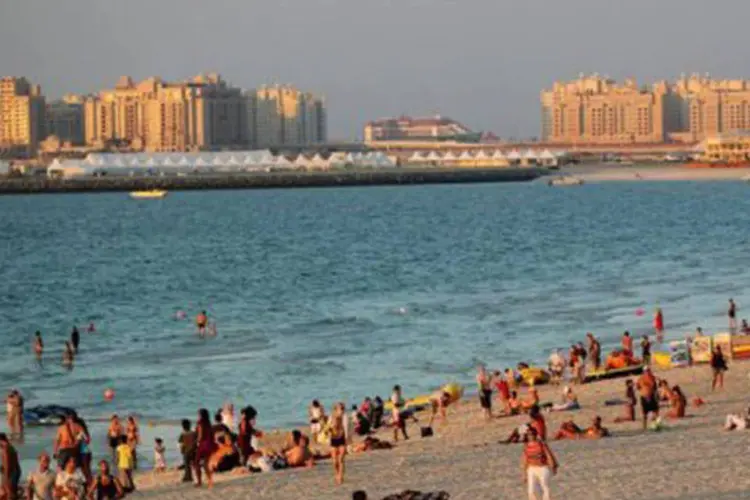 Turistas em praia de Dubai:  em 2011, o número de turistas chegou a 980 milhões (Karim Sahib/AFP)