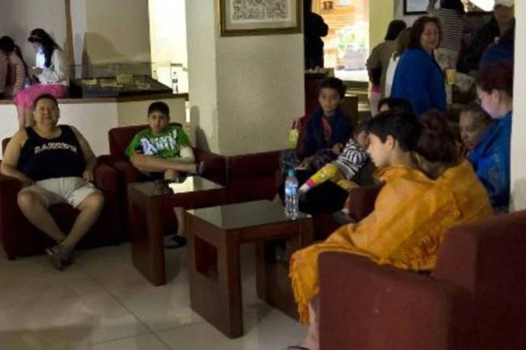 Turistas esperam no saguão de hotel após terremoto atingir o México (Omar Torres/AFP)