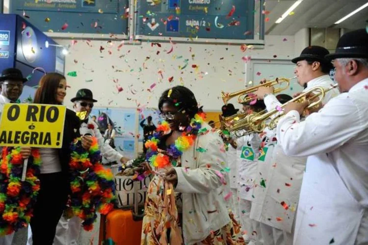 
	Turistas estrangeiros desembarcam no Terminal 2 do Aeroporto Internacional Gale&atilde;o/Tom Jobim para a Copa do Mundo
 (Tânia Rêgo/Agência Brasil)