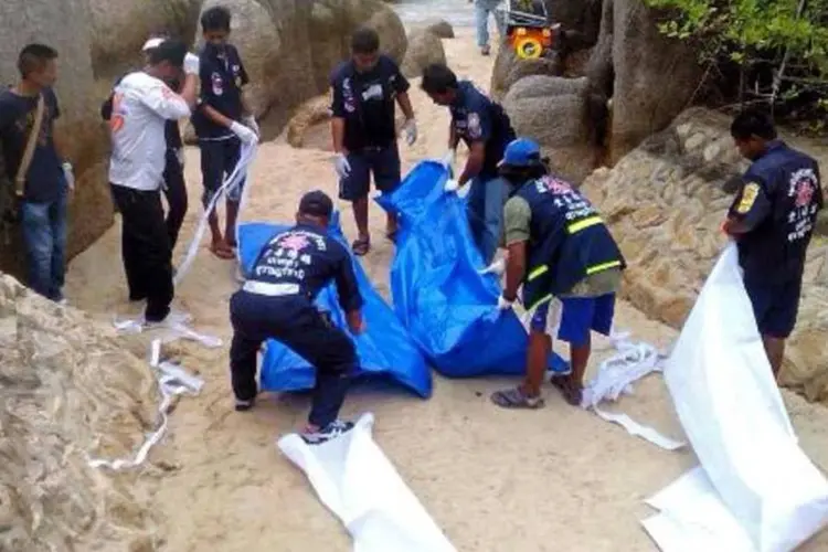 Corpos dos turistas britânicos são removidos de praia na Tailândia (AFP)