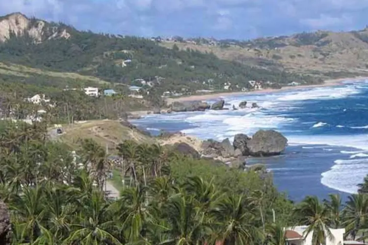 
	Praia em Barbados: celebra&ccedil;&otilde;es da data acontecer&atilde;o ao longo de cinco dias
 (Wikimedia Commons / Postdlf)